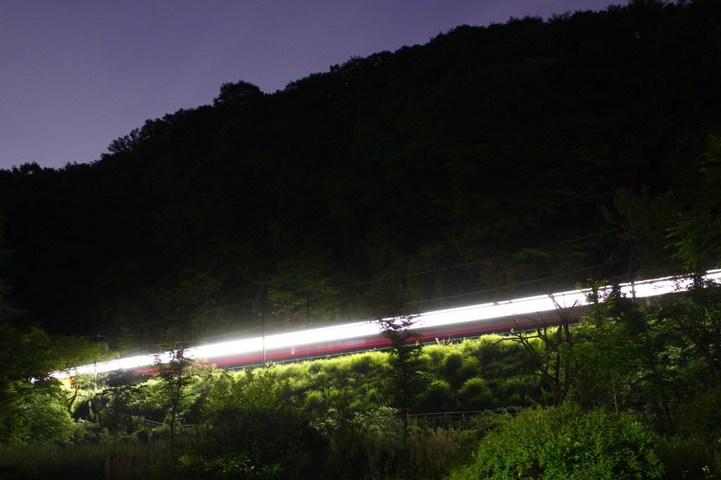 山里を走り抜ける夜気車(言い方が古いですね～。(^.^)
