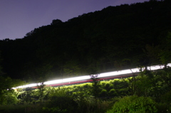 山里を走り抜ける夜気車(言い方が古いですね～。(^.^)