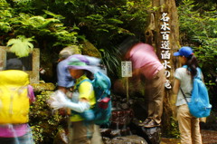 名水に集まる人々