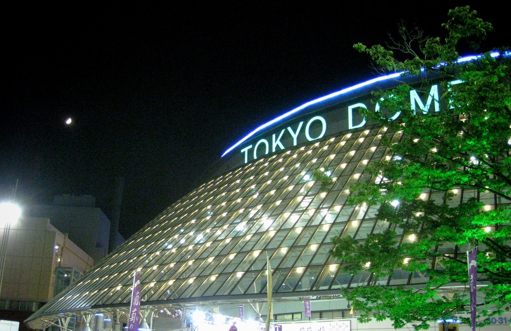 東京ドームと月