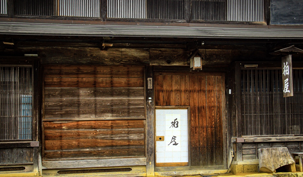 格子戸　下見板張りの家