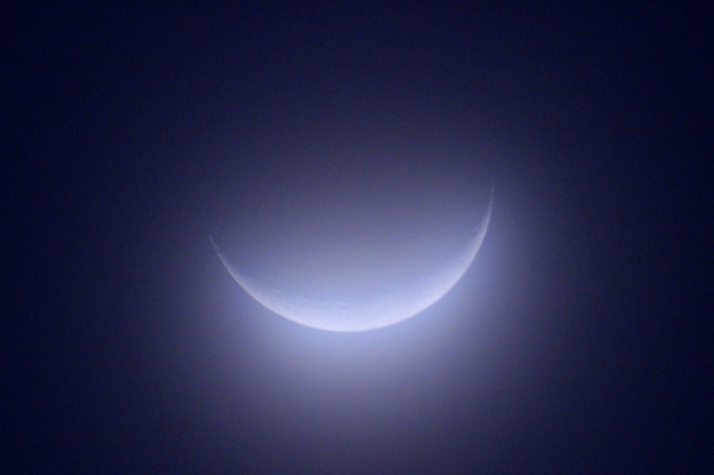 黎明の中の朧月