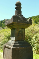 多田満仲の墓　2