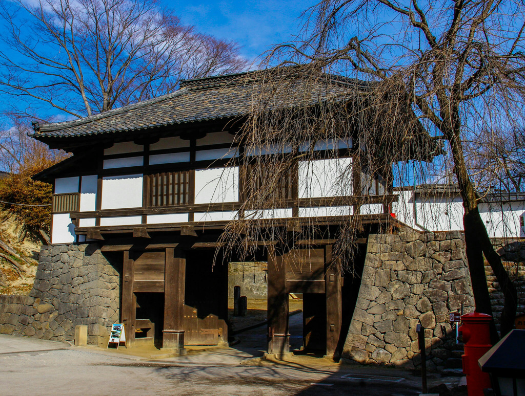 三の門と枝垂れ桜&丸型ポスト