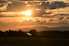 伊吹山と夕日