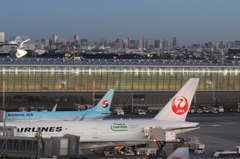 東京の高層ビル群と飛行機