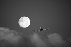 月と飛行機　モノクロ