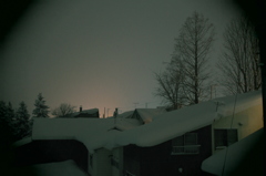 静かな雪の夜。