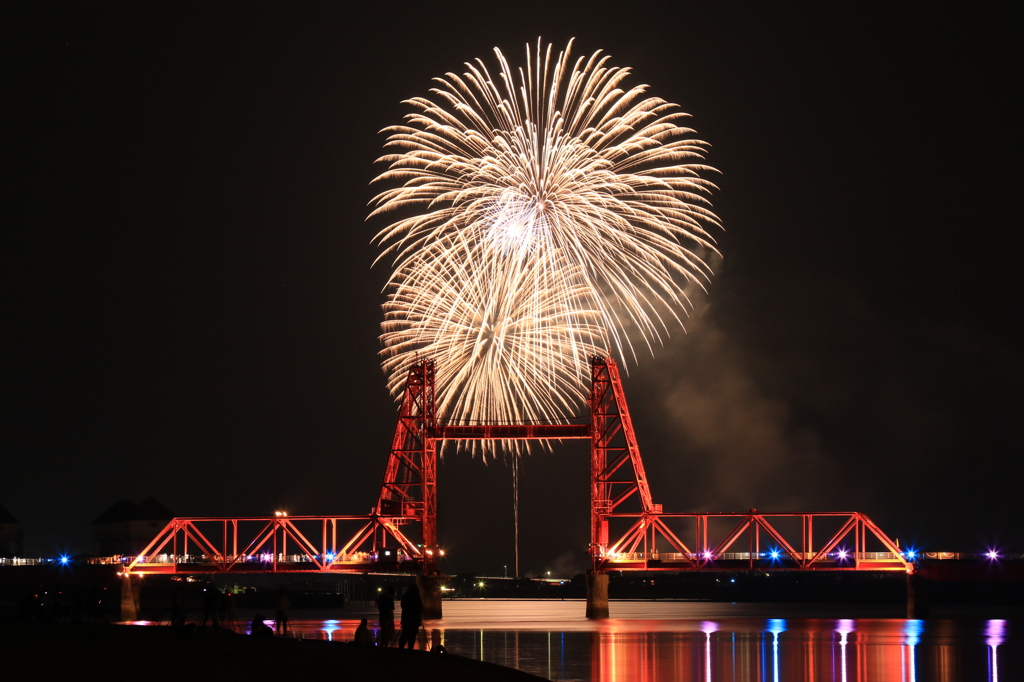 花火と昇開橋 (2)