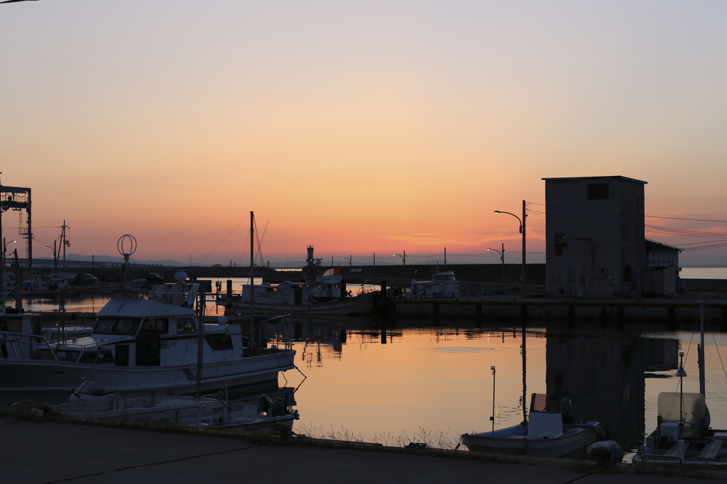 夕暮れの港