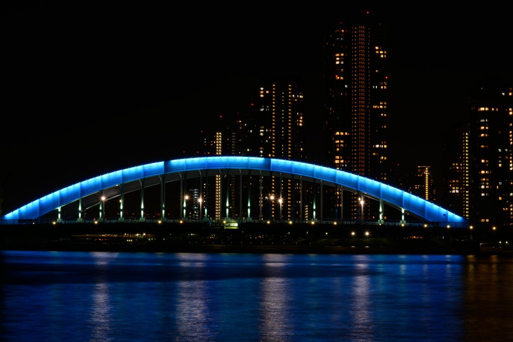 青い橋と隅田川