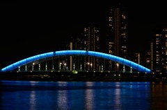 青い橋と隅田川