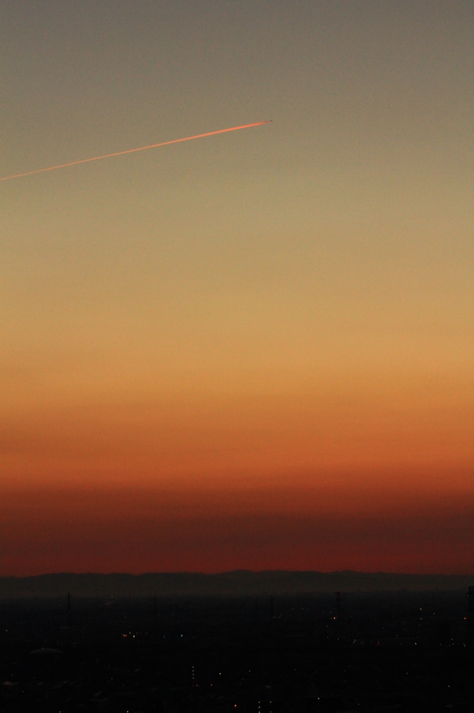 …朝焼けと飛行機雲…