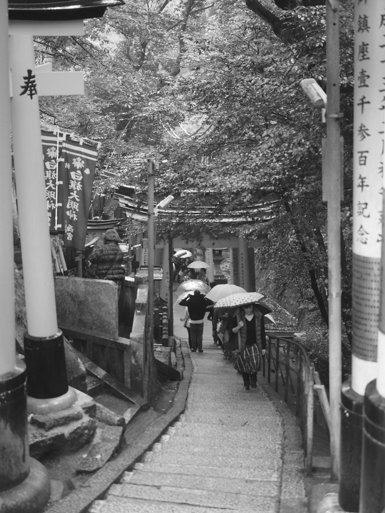 雨の中の参拝者
