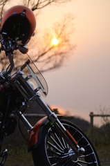 単車と夕日