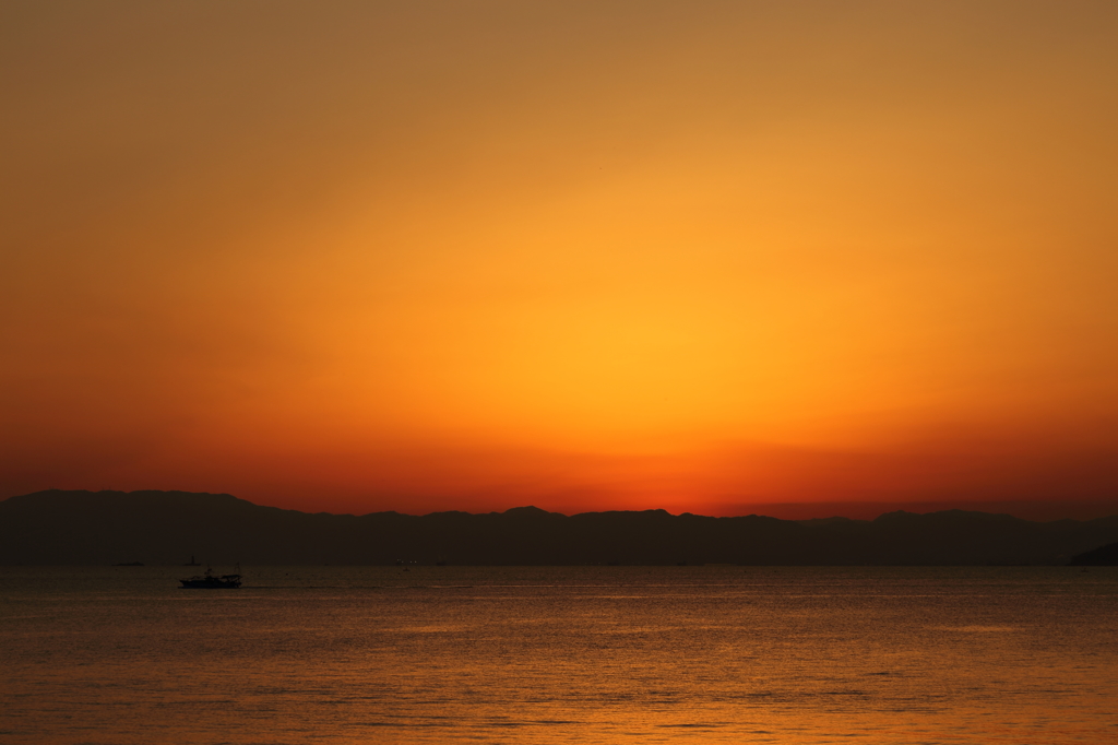 夕焼けと船