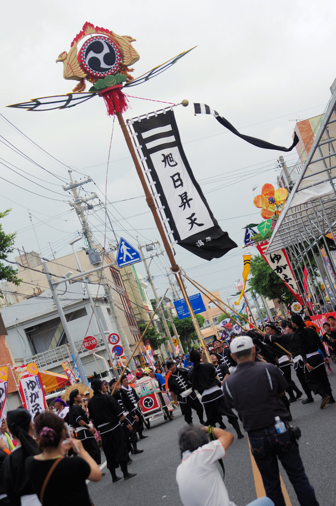 大綱引き　道じゅねー　旗頭