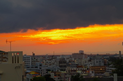 一雨来そうな夕焼け空　街並み