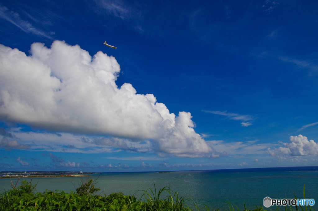 夏雲　島を旋回するP-3C