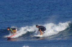 島の夏はまだ続く、サーフィン