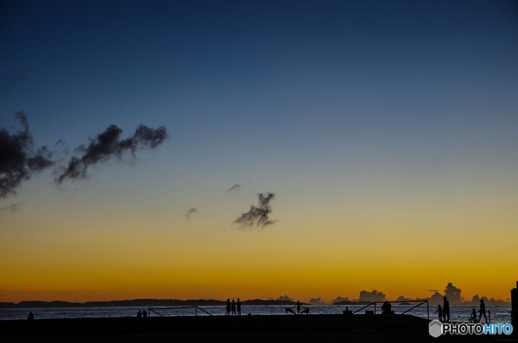 夕暮れ時の海辺では