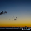 夕暮れ時の海辺では