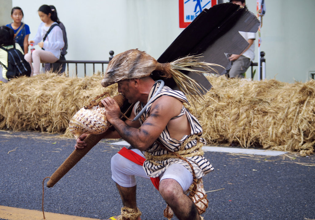 大綱引き　道じゅねー　ほら貝を吹く男