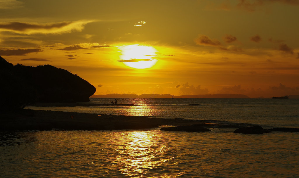 島を染める夕日