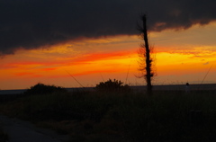 一雨来そうな夕焼け空　防波堤