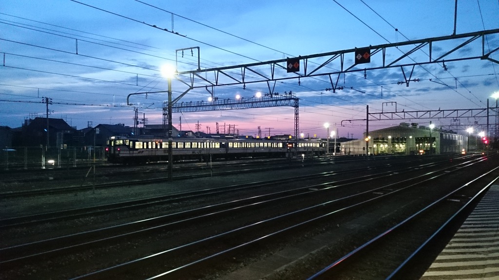 夕暮れの車両基地