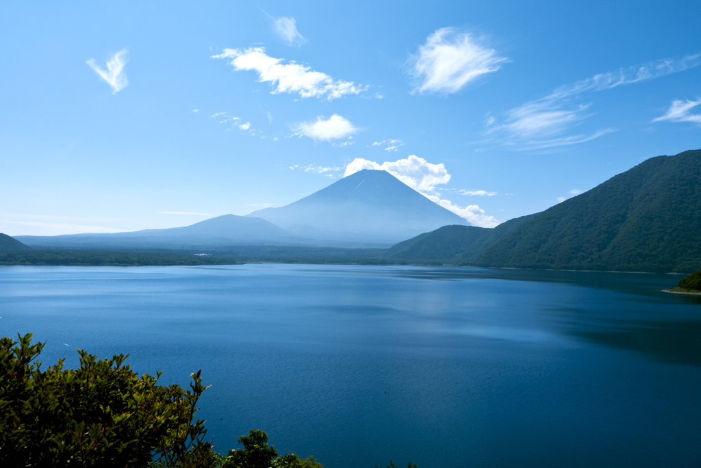 本栖湖と富士山