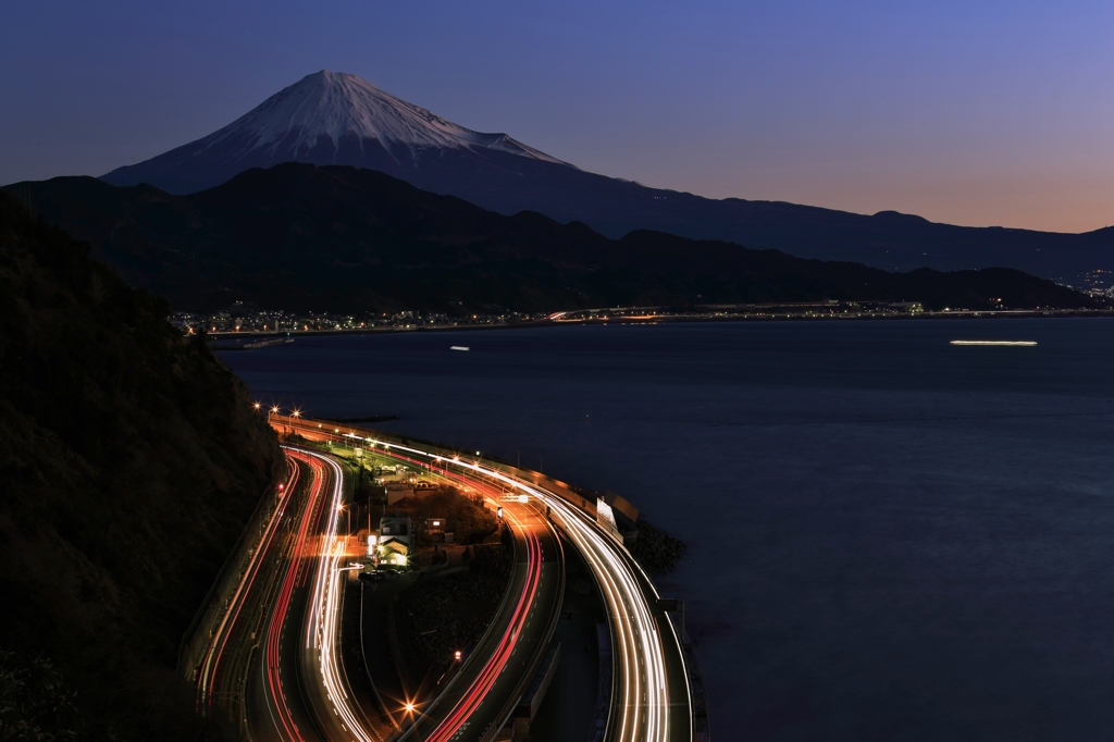曙と光跡の狭間
