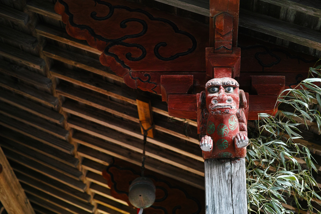 南流神社本殿・柱に狛犬
