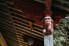 南流神社本殿・柱に狛犬