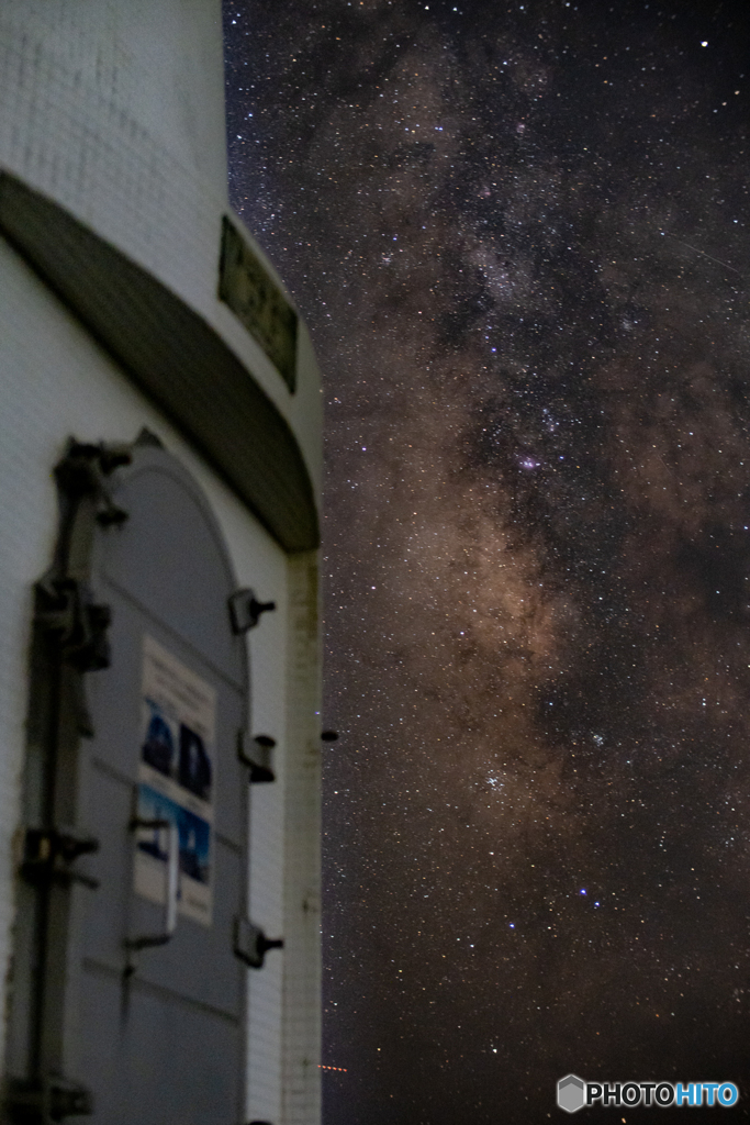 灯台と星景