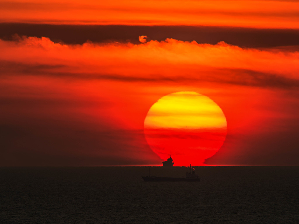 だるま夕陽（御輿来海岸）