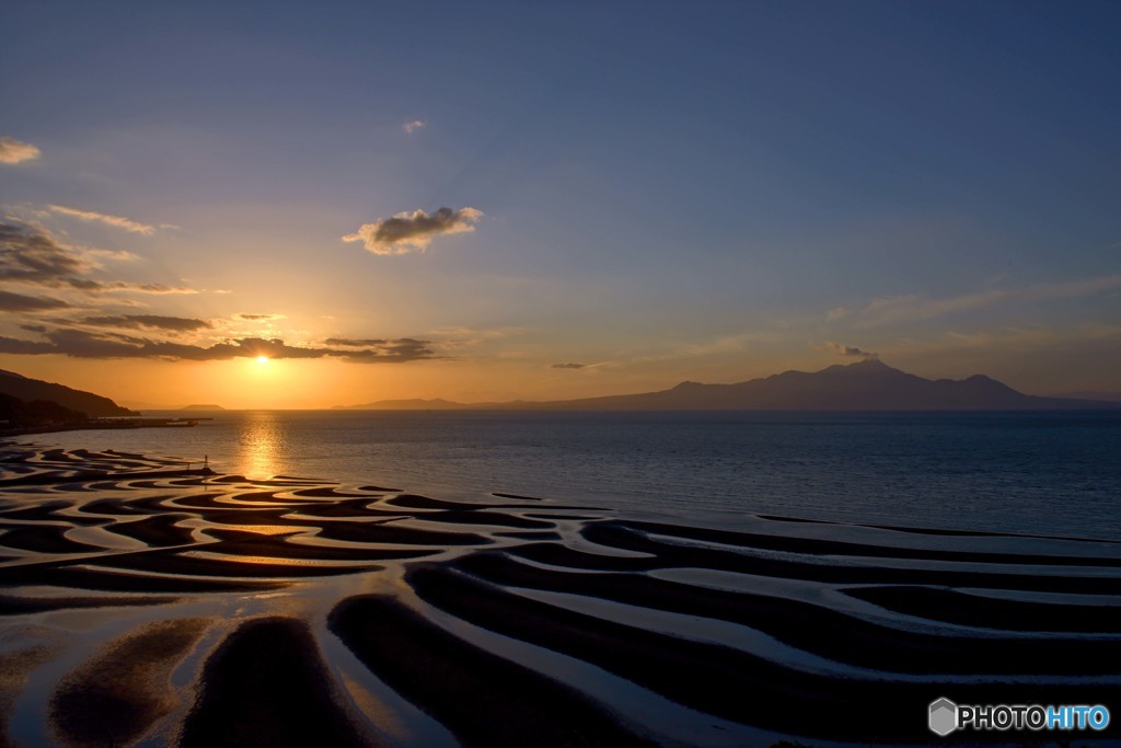 御輿来海岸にだるま夕陽　１