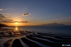 御輿来海岸にだるま夕陽　１