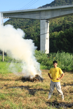 野焼きと青年