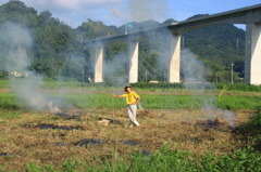 野焼きと青年２