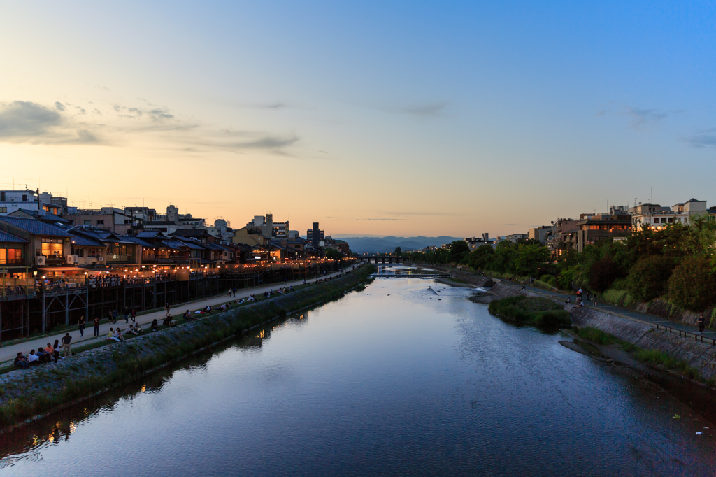 川床の賑わい--京都風景@四条大橋
