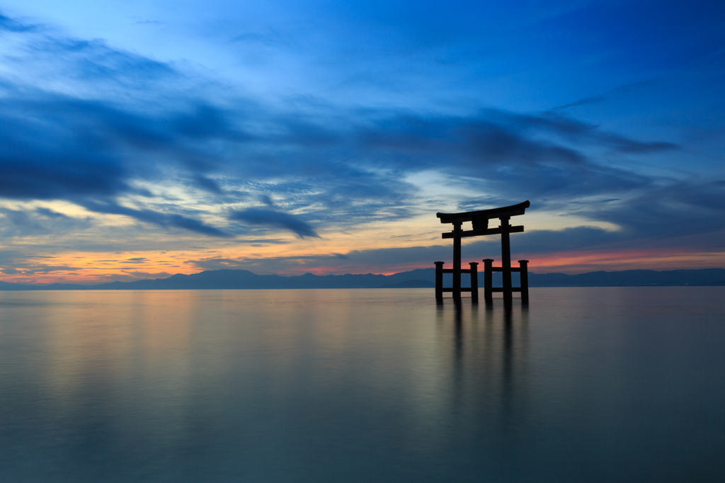 夏日の湖面に浮かび上がる--白髭神社 01