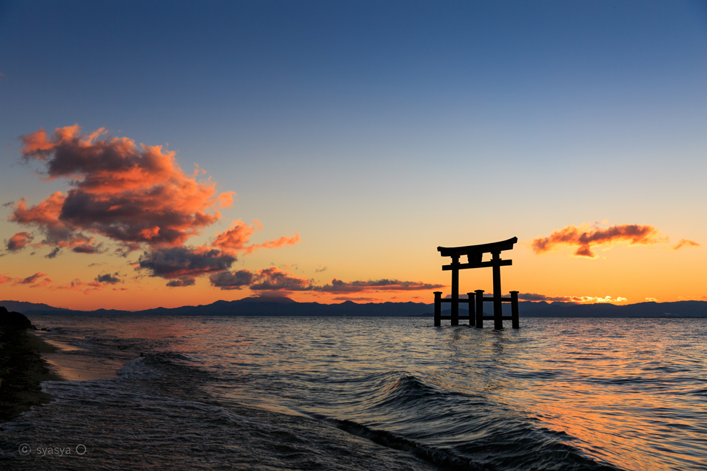 琵琶湖の朝焼け