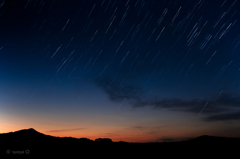 山稜へと消えゆく星