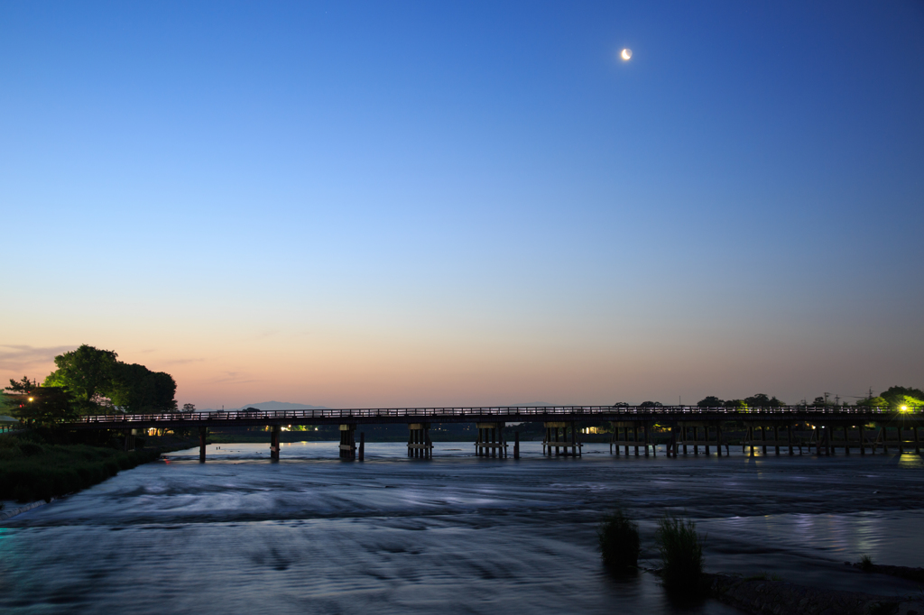 渡月橋の夜明け前