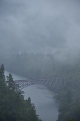 雨に煙る只見川第一橋梁