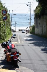 海と踏切の見える坂道①