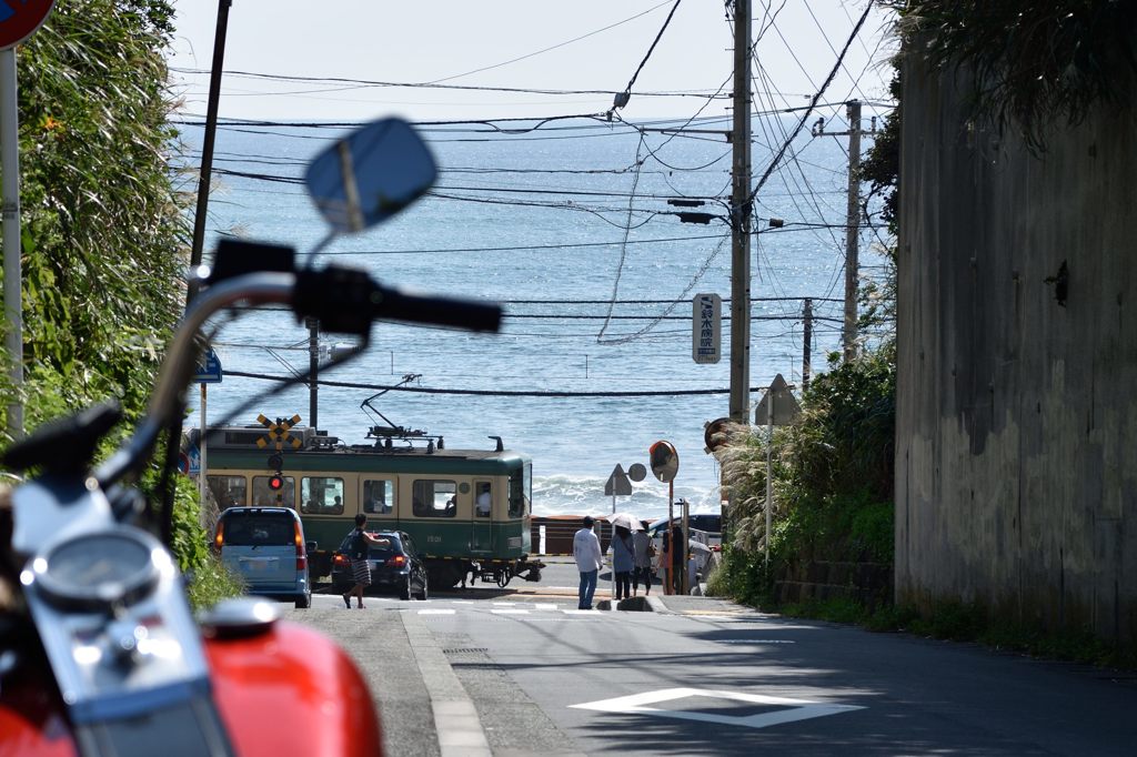 海と踏切の見える坂道②