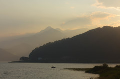 湖畔の夕暮れ
