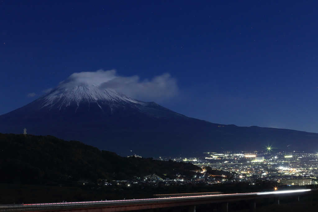 東名富士川SAより　冨士市の夜景と冨士